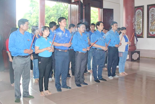 Các đại biểu thắp hương và dâng hoa Khu lưu niệm Nữ tướng Nguyễn Thị Định